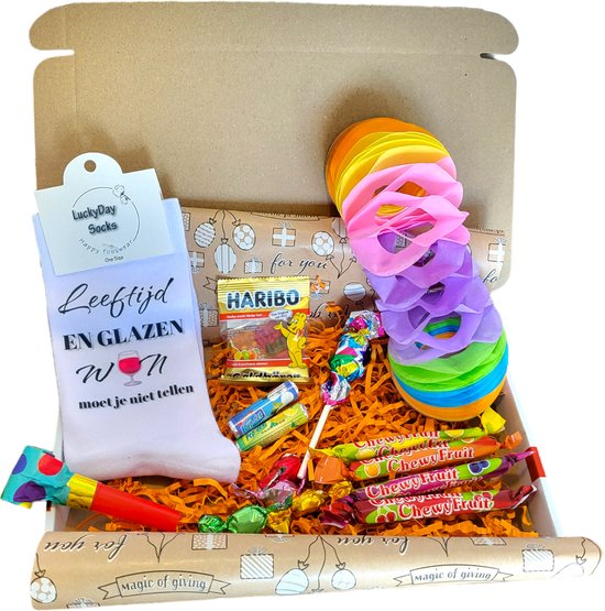 Wijn Sokken - Verjaardag - Gift - Valentijns cadeau - Sokken met tekst - Witte sokken - Cadeau voor vrouw en man - Kado - Sokken - Verjaardags cadeau voor hem en haar - Verliefd - Vaderdag - Varrasing Moederdag - LuckyDay Socks - Maat 37-44