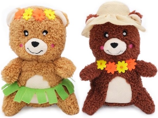 Twee pluche beren, één met groen rokje en bloemenhoofdband, de ander met hoed en bloemenketting.