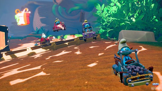 Smurf in blauwe kart vooraan. Meerdere smurfen in karren, sommige vliegen.