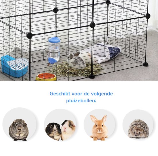 Zwarte metalen dierenren met drinkfles, voerbak, nestje en verschillende dieren zoals cavia's, konijn en egel.