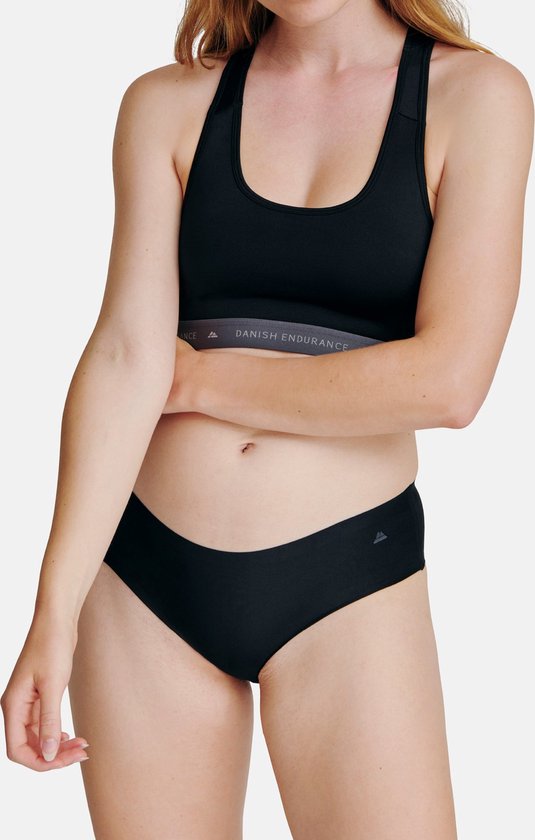 Mannequin portant une culotte hipster noire sans couture et un soutien-gorge de sport Danish Endurance. La bande du soutien-gorge porte le logo.