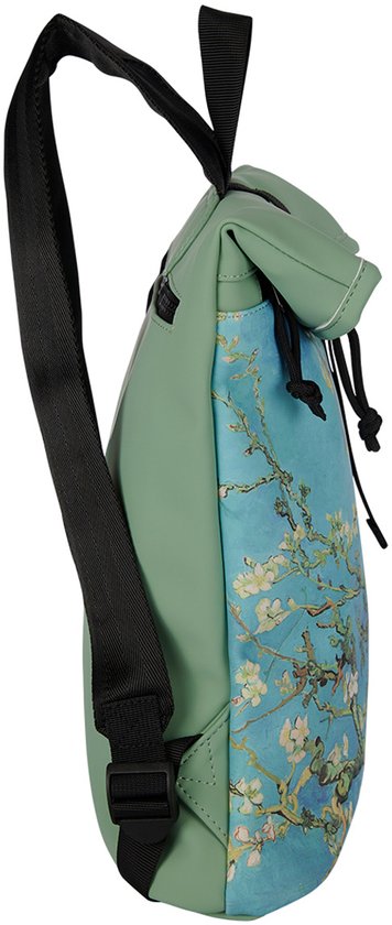 Zijkant van een lichtgroene rugzak met rolltop, bedrukt met Van Goghs Amandelbloesem.