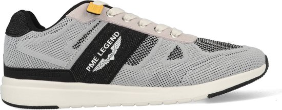 Baskets grises PME Legend avec lacets blancs, accent logo noir et boucle jaune.
