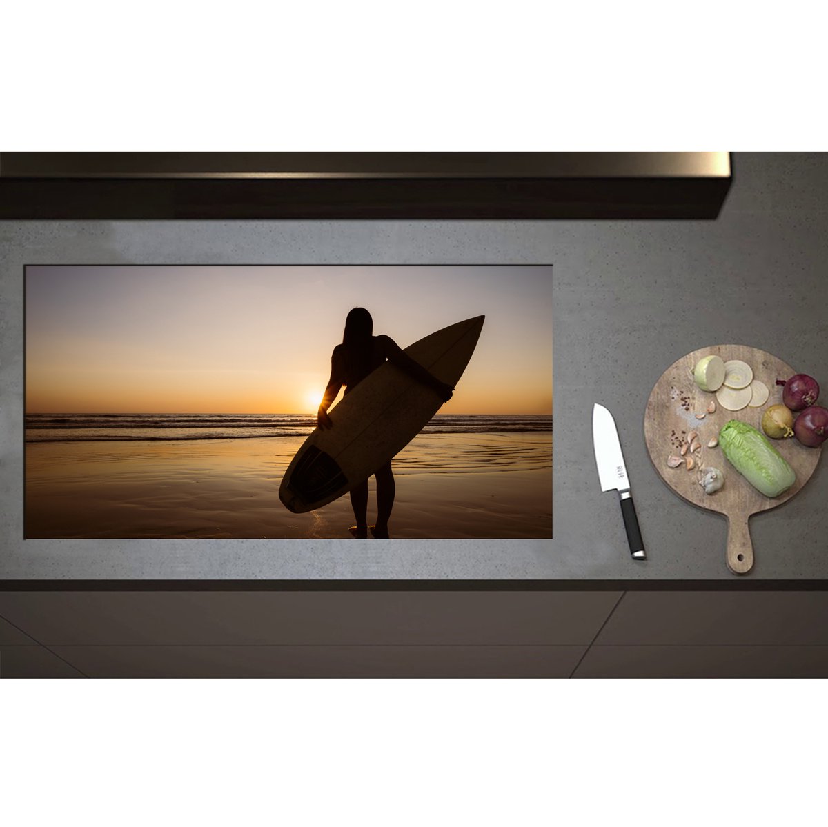 Inductieplaat Beschermer - Achteraanzicht van Surfer lopend over het Strand - 95x50 cm - 2 mm Dik - Inductie Beschermer - Bescherming Inductiekookplaat - Kookplaat Beschermer van Wit Vinyl