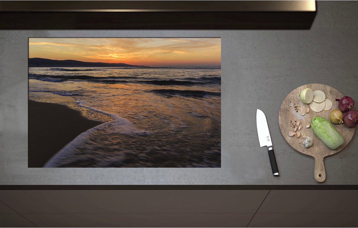 Inductieplaat Beschermer - Aanstromende Golven bij de Kust - 80x55 cm - 2 mm Dik - Inductie Beschermer - Bescherming Inductiekookplaat - Kookplaat Beschermer van Zwart Vinyl