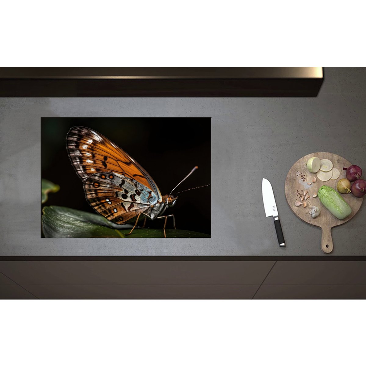 Inductieplaat Beschermer - Acraea vlinder zit op groen blad met zwarte achtergrond - 70x50 cm - 2 mm Dik - Inductie Beschermer - Bescherming Inductiekookplaat - Kookplaat Beschermer van Zwart Vinyl