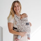 ROOKIE Baby Premium Draagzak - Design Draagzak Baby Ergonomisch en Comfortabel - Babydrager vanaf Geboorte ook voor Peuter - Buikdrager van Biologisch Zacht Katoen - Unisex: voor Mama en Papa (Leoprint Beige)