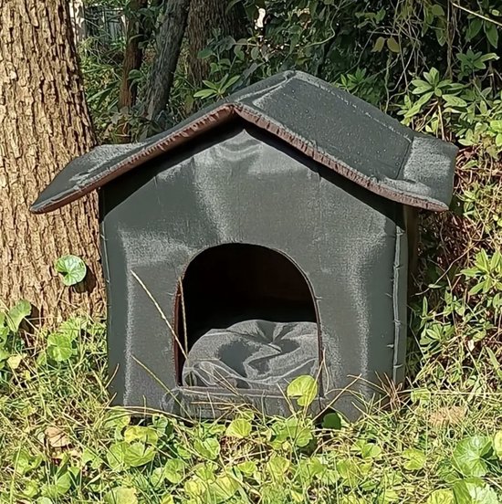 Groot geïsoleerd huisje voor huisdieren in de winter - grot Groot geïsoleerd huisje voor huisdieren in de winter - grot