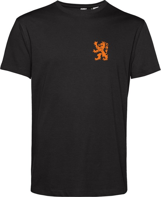 T-shirt noir avec un petit logo de lion orange sur la poitrine gauche. Marque : VUNDY.