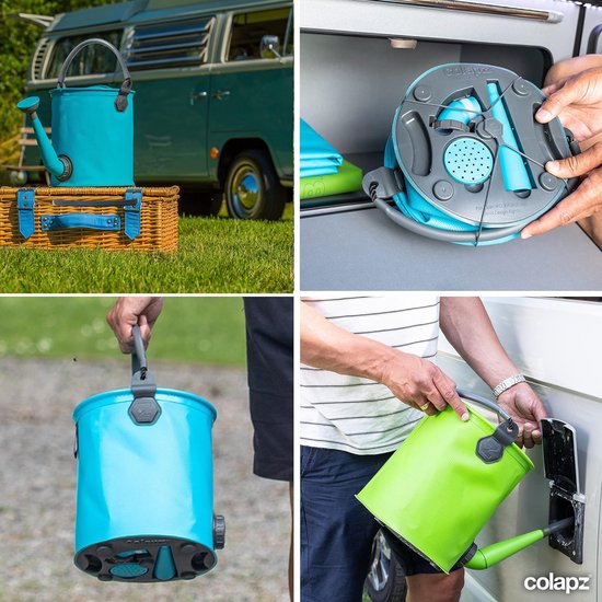 Un seau/arrosoir pliable turquoise avec poignée et pomme d'arrosage, à côté d'un panier en osier, avec un van de camping en arrière-plan.
