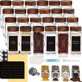 Soothe 24 Pots à Épices en Verre Carrés avec Couvercles en Acacia - 2 Types de Couvercles à Saupoudrer - Saupoudreur d'Épices - Spice Jars - Ensemble Complet incluant des Étiquettes d'Épices, un Stylo Craie et des Accessoires - 120ml