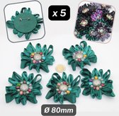 5 BLOEMEN BROCHES in SATIJN met MULTIKLEUREN PARELS als Hart, op SPELD, Diameter 80MM, Kleur GROEN