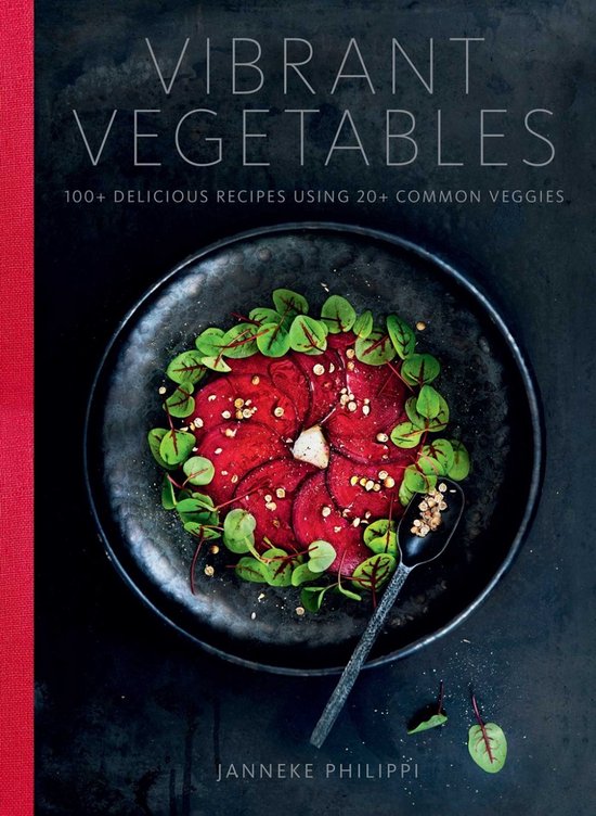 Vibrant Vegetables: 100+ heerlijke recepten met 20+ veelvoorkomende groenten. Een gerecht met rode biet, omringd door groene blaadjes, op een bord.
