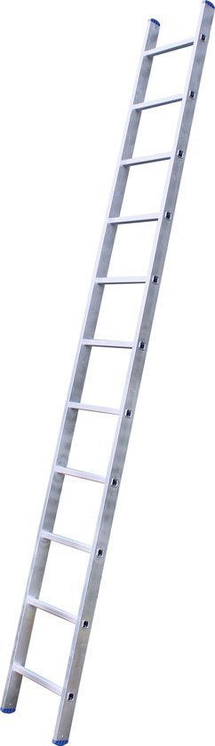 Een lange, slanke aluminium ladder met 11 treden en blauwe voeten.