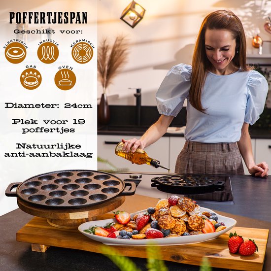 Vrouw giet siroop op poffertjes in een gietijzeren pan met 19 gaten. De pan staat op een inductiekookplaat.