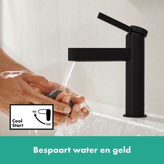 Matzwarte wastafelkraan met CoolStart, handen worden gewassen.