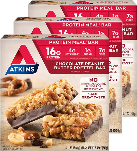 Drie verpakkingen Atkins Chocolate Peanut Butter Pretzel Meal Bar, elk met 16g eiwit.