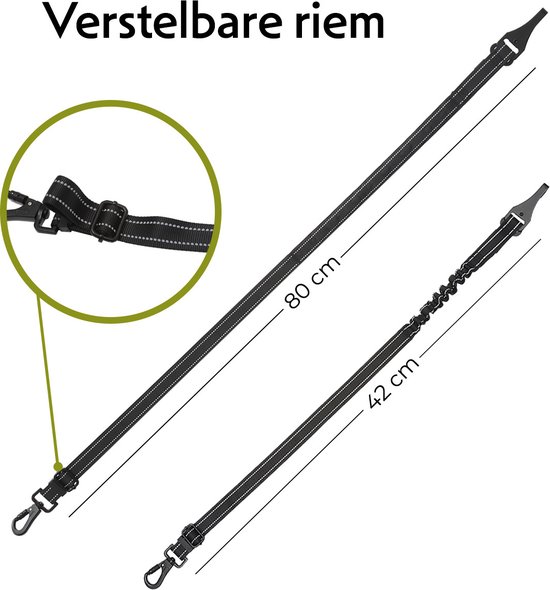Zwarte verstelbare riem met zilveren reflecterende stiksels en clips. Afmetingen 80 cm en 42 cm.