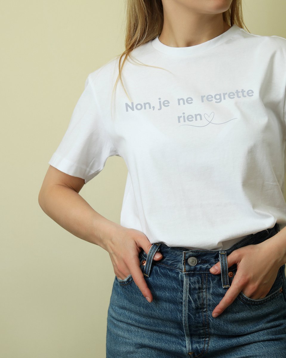 T-shirt - Merk: June Spring - Maat: M / Medium - Print: “Non, je ne regrette rien” - Wit Shirt met grijze letters voor Dames - T-shirt met Print - Vrouwen Shirt - Hoge Kwaliteit - Luxe T-Shirt met print “Non, je ne regrette rien” White Tee