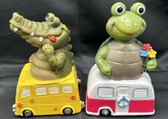 Polyresin (tuin)dieren op " tropische bus en caravan" - Set van 2 stuks - Krokodil en Schildpad - meerkleurig + gele bus en wit+roze caravan - Hoogte 14 x 10 x 6 cm - Woonaccessoires - Tuinaccessoires - Tuindecoratie