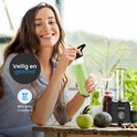 Een vrouw met een groene smoothie in een beker naast een KitchenApp blender. De tekst 'Veilig en gezond' en 'BPA FREE' zijn zichtbaar.