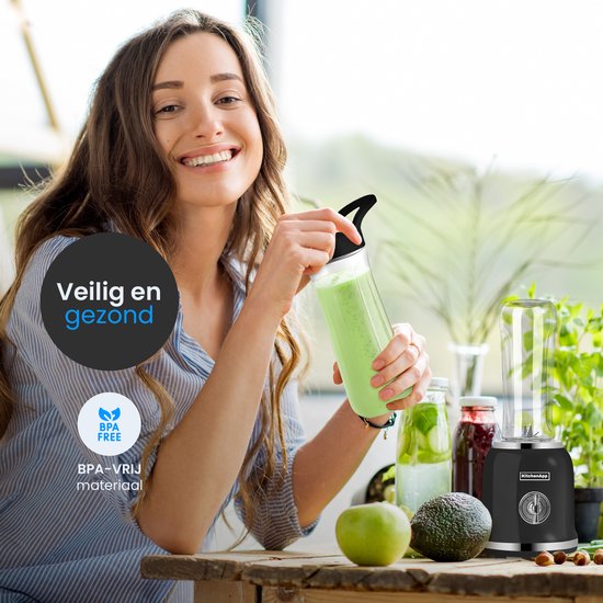 Een vrouw met een groene smoothie in een beker naast een KitchenApp blender. De tekst 'Veilig en gezond' en 'BPA FREE' zijn zichtbaar.