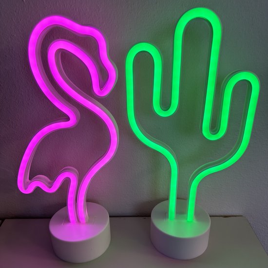 Flamant rose néon et cactus vert néon, tous deux sur un socle blanc.