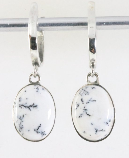 Hoogglans zilveren oorbellen met dendriet opaal