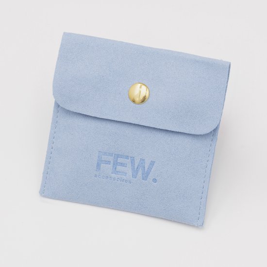 Pochette bleu clair en suède avec bouton-pression doré et logo 'FEW. accessoires'.