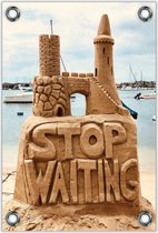 Tuinposter “Stop Waiting” Zandkasteel 80x120cm- Foto op Tuinposter (wanddecoratie voor buiten en binnen)