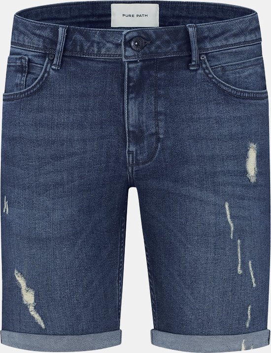 Short en jean bleu avec déchirures et ourlet retroussé.