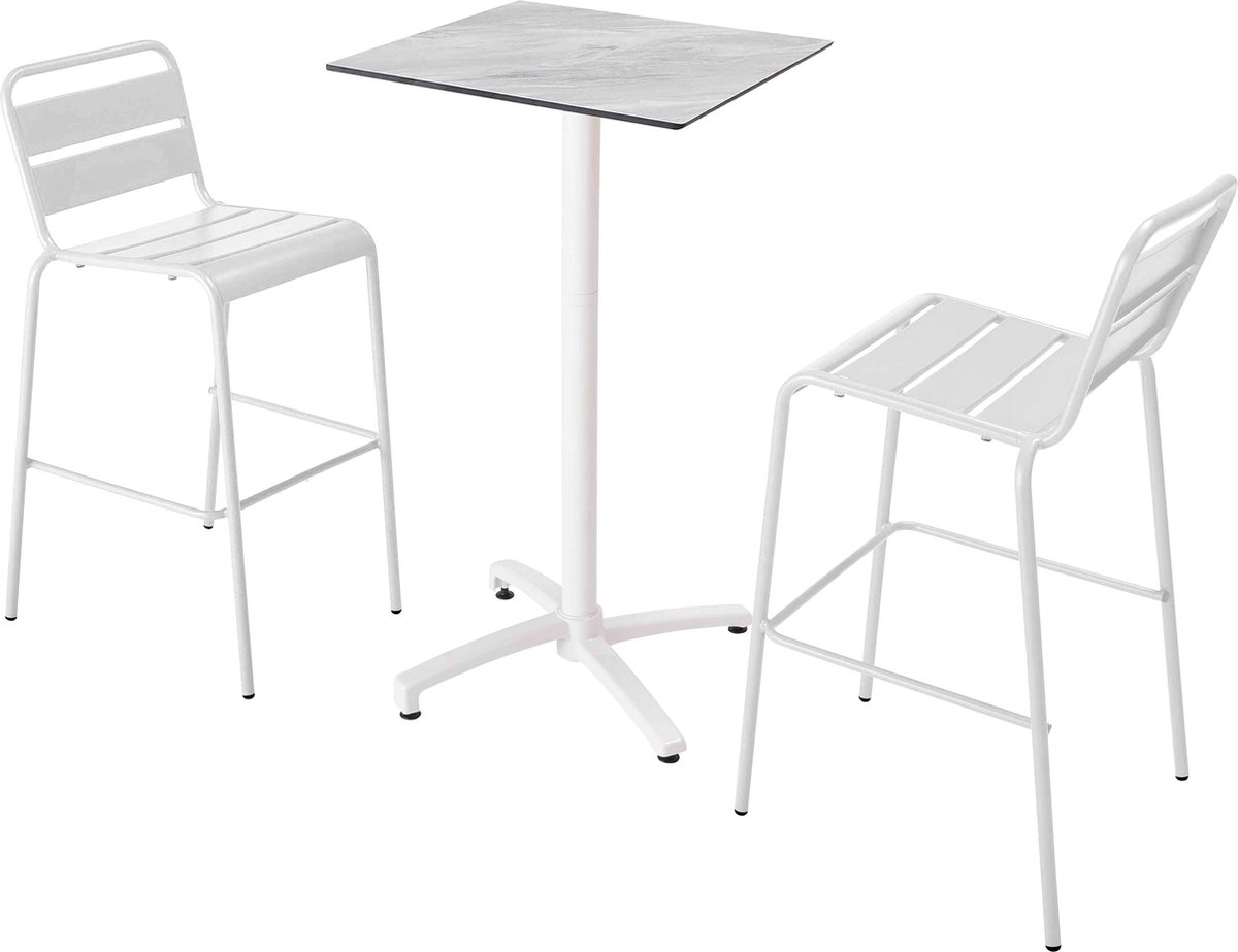 Hoge tafel met marmeren laminaat en 2 witte stoelen in tuinset.