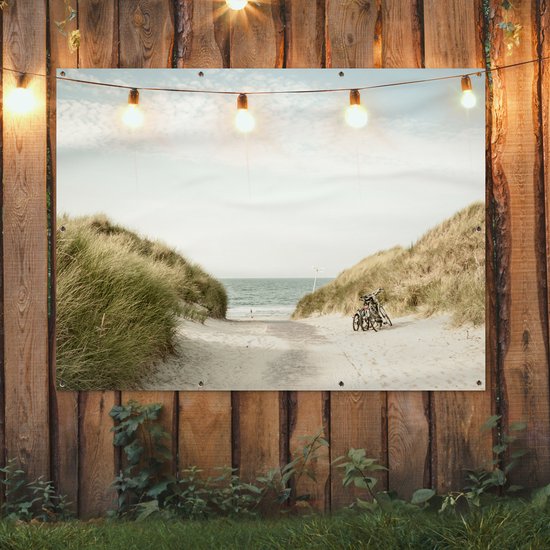 Tuinposter 160x120 cm - Tuindecoratie Strand - Fiets - Wolken - Poster voor in de tuin - Buiten decoratie - Schutting tuinschilderij - Tuindoek muurdecoratie - Wanddecoratie balkondoek