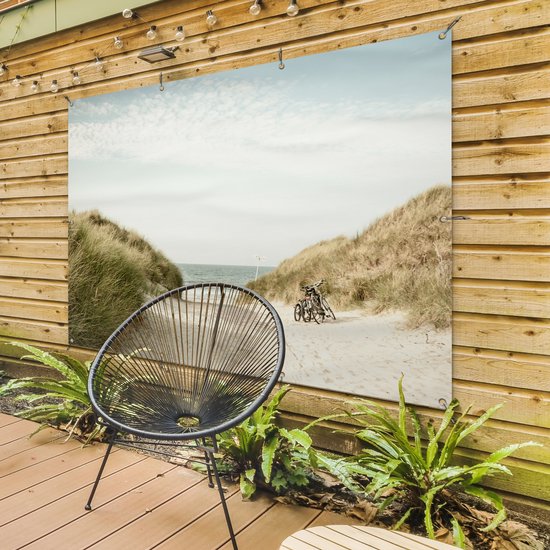 Tuinposter 160x120 cm - Tuindecoratie Strand - Fiets - Wolken - Poster voor in de tuin - Buiten decoratie - Schutting tuinschilderij - Tuindoek muurdecoratie - Wanddecoratie balkondoek