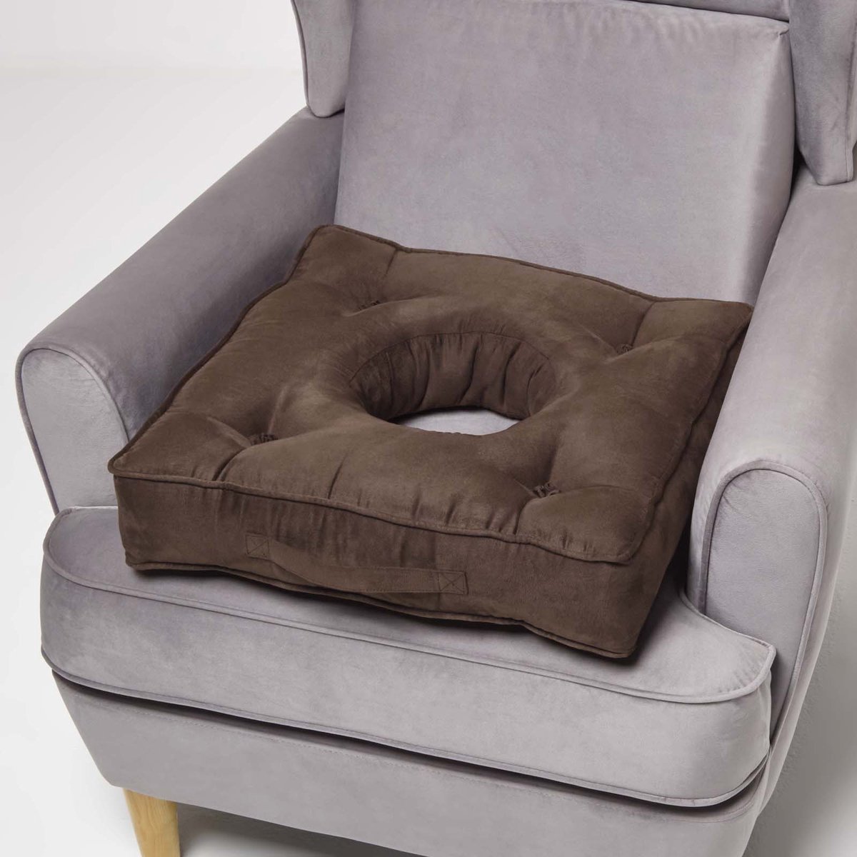 Homescapes Orthopedisch zitkussen bruin met uitsparing, 50 x 50 cm - zitkussen met velours hoes
