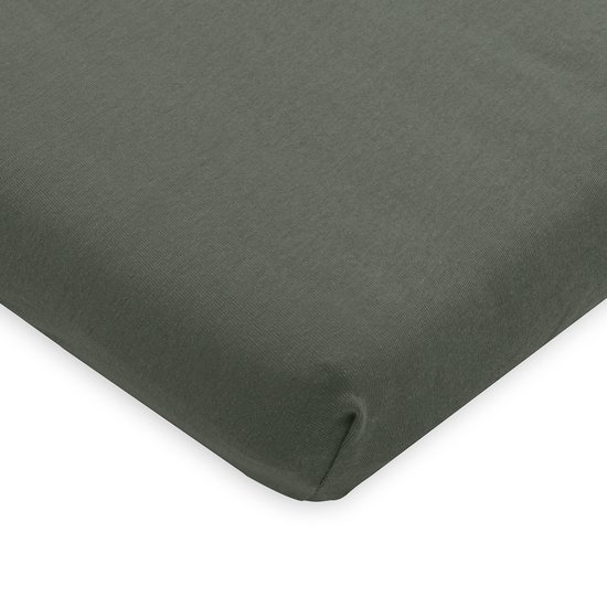 Zacht hoeslaken voor een boxmatras van jersey katoen in Ash Green, met zichtbare hoek.