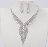Zilverplated strass set van ketting en oorbellen voor de mooiste bruid, prinses of toneeldiva