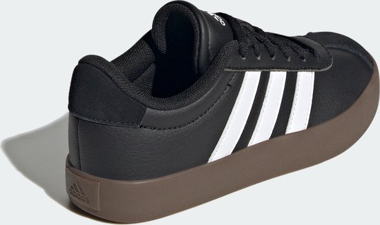 Zwarte kindersneaker van adidas, detail van de achterkant met witte strepen en bruine zool.