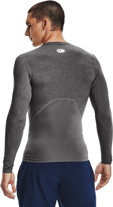 Achterkant man in grijze sport longsleeve met donkergrijze onderkant en donkerblauwe short.