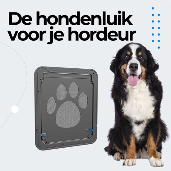 Zwart hondenluik met pootafdruk voor een schuifpui, met een zittende Bernersennen-hond.