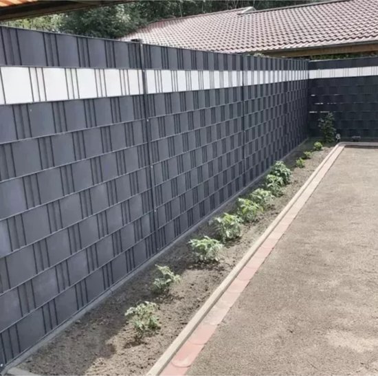 Donkergrijs vlechtbandhekwerk met verticale strepen, met witte accenten bovenaan.