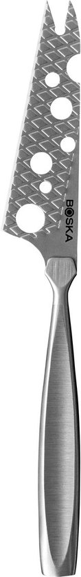 Een RVS kaasmes met een brede kling met ruitpatroon en cirkelvormige perforaties. De kling is puntig en geschikt voor halfzachte kaas. Boska logo.