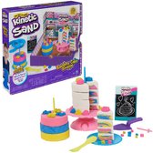 Kinetic Sand - Rainbow Cake Shop avec 680 g de sable de jeu 10 pièces ustensiles et accessoires de cuisine - speelgoed sensoriels