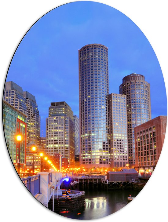 Dibond Ovaal - Gebouwen - Lampen - Stad - 51x68 cm Foto op Ovaal (Met Ophangsysteem)