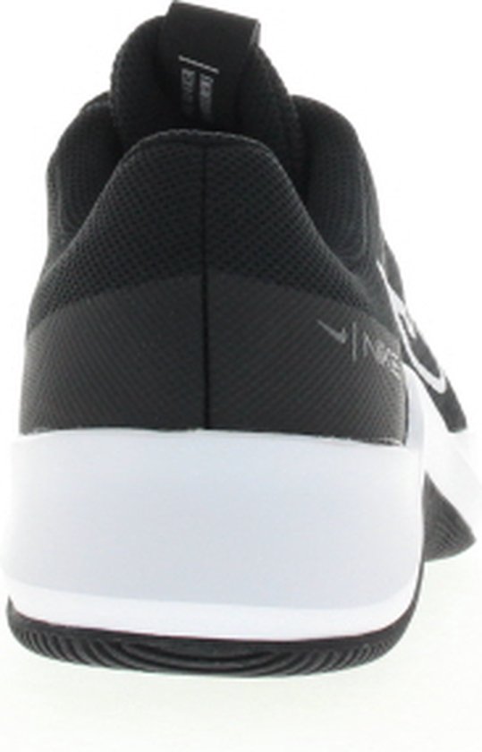 Achterkant van een zwarte Nike sportschoen met witte zool en een wit Nike-logo.
