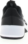 Achterkant van een zwarte Nike sportschoen met witte zool en een wit Nike-logo.