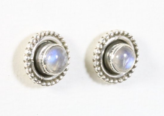 Fijne bewerkte ronde zilveren oorstekers met regenboog maansteen