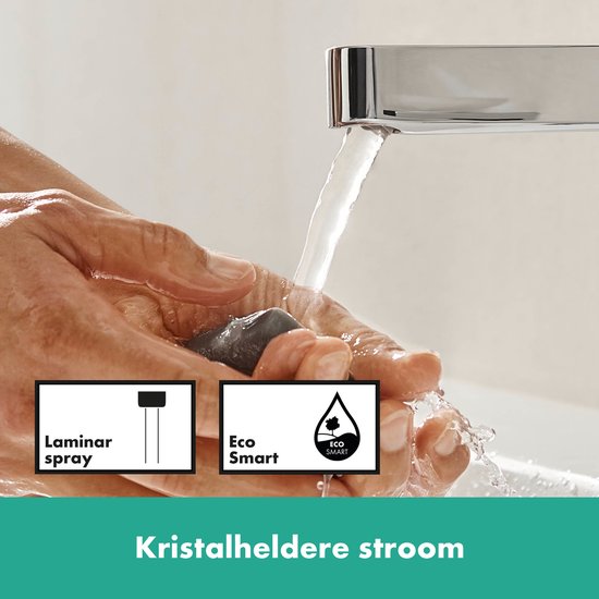 Een chromen wastafelkraan met EcoSmart functie. Er zijn handen onder de kraan die water wassen.