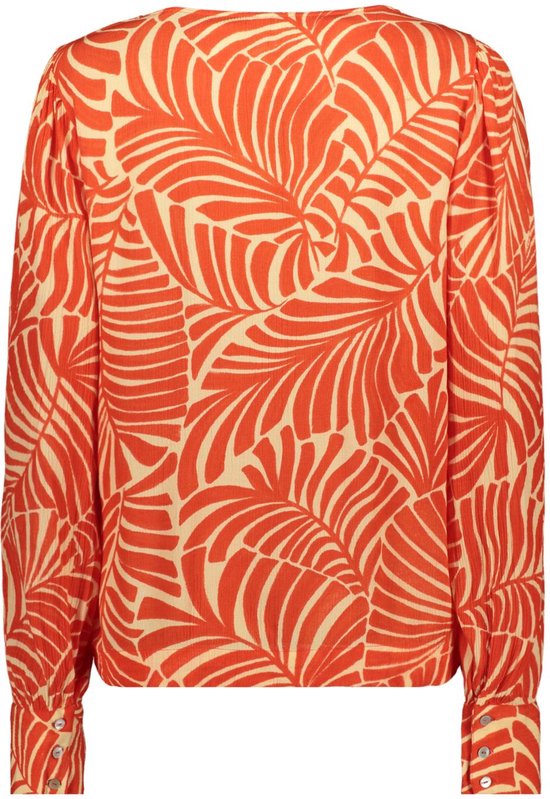 Achterkant oranje blouse met bladprint, lange mouwen en knoopjes.