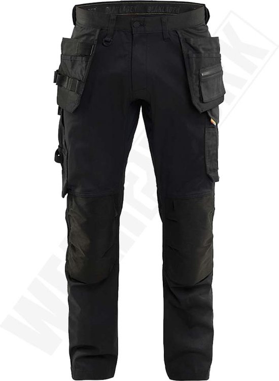 Zwarte werkbroek met verstevigde kniestukken en diverse zakken.